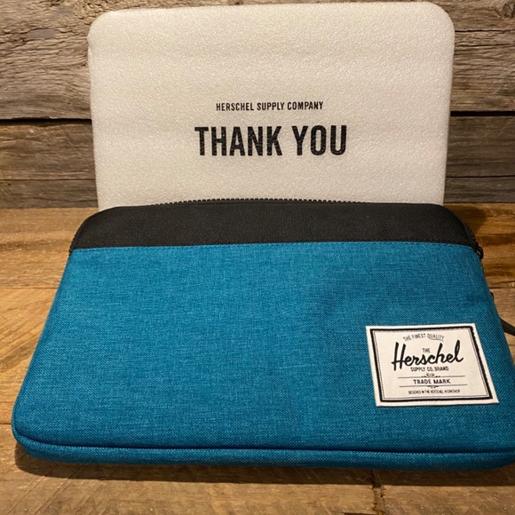 Authentic Hershel Padded Zipper Tablet Tote - Brand NEW measures 13’x8’ approx - Picture 3 of 7